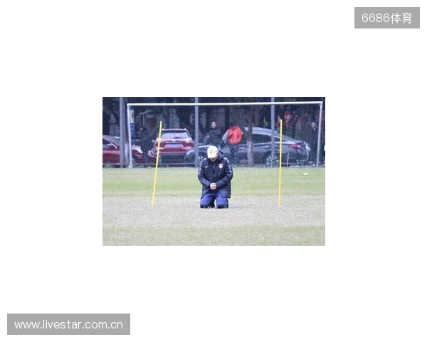 帽子上用中文写着努力、忍耐、牺牲，张外龙：是我作为教练的哲学